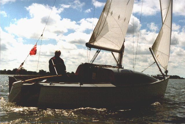BlueLightning segelt auf dem Flu Deben, Suffolk, Juli1999